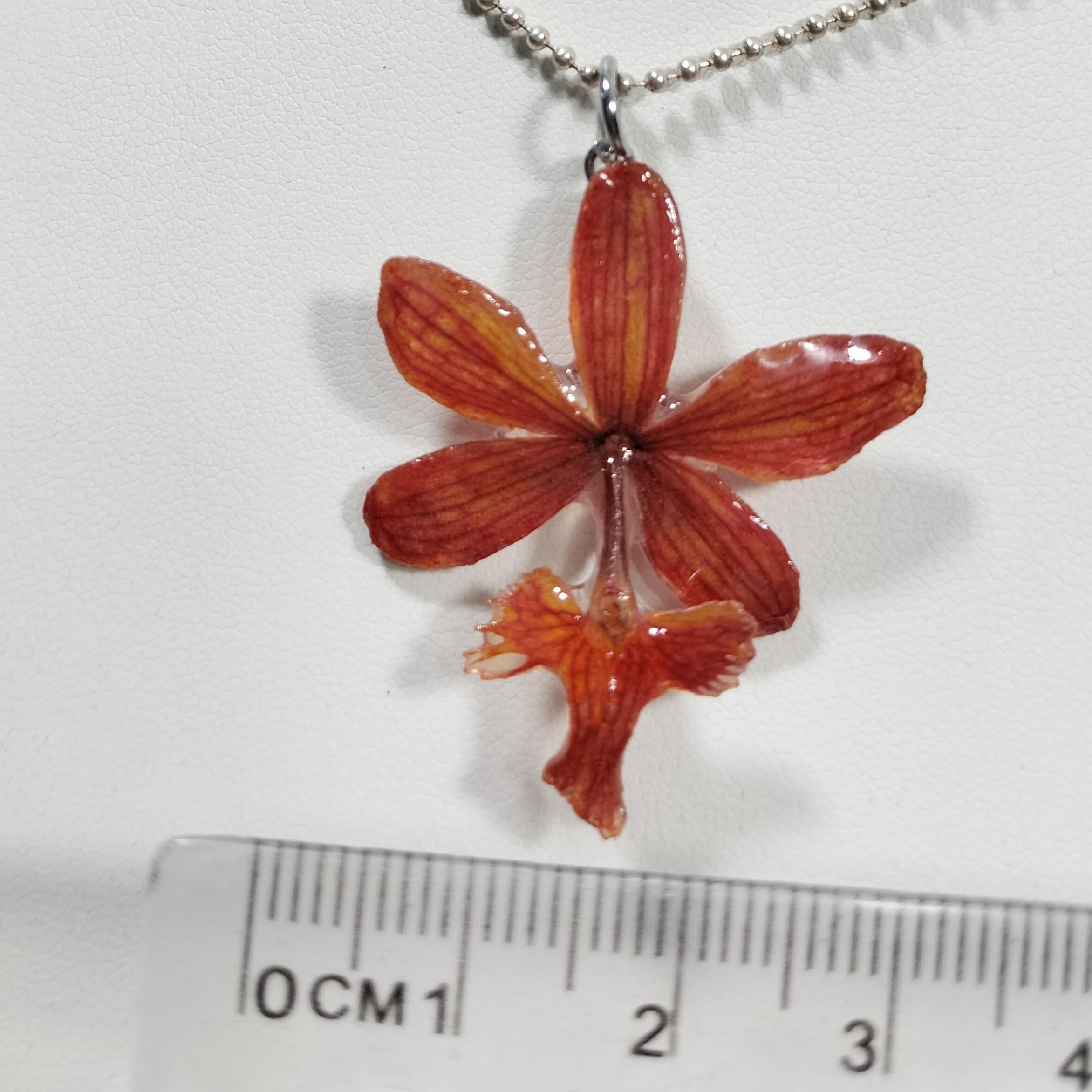 Dije de orquídea epidendrum naranja