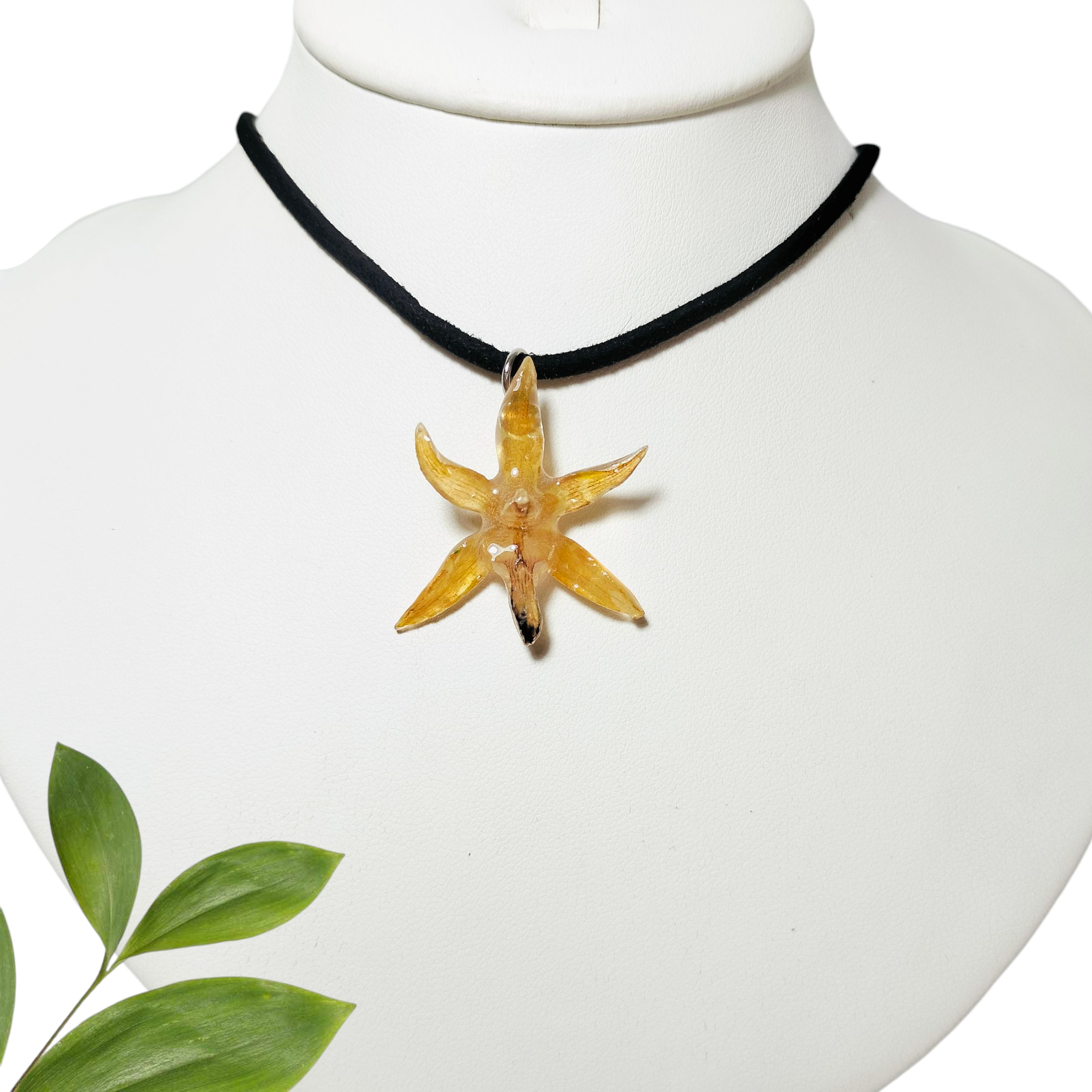 Dije de Orquídea Amarilla