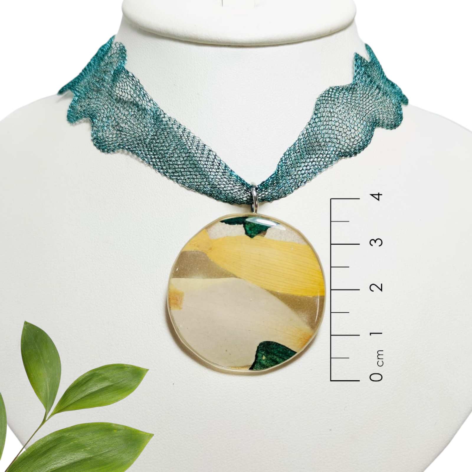 Dije redondo de Petalos y Hojas