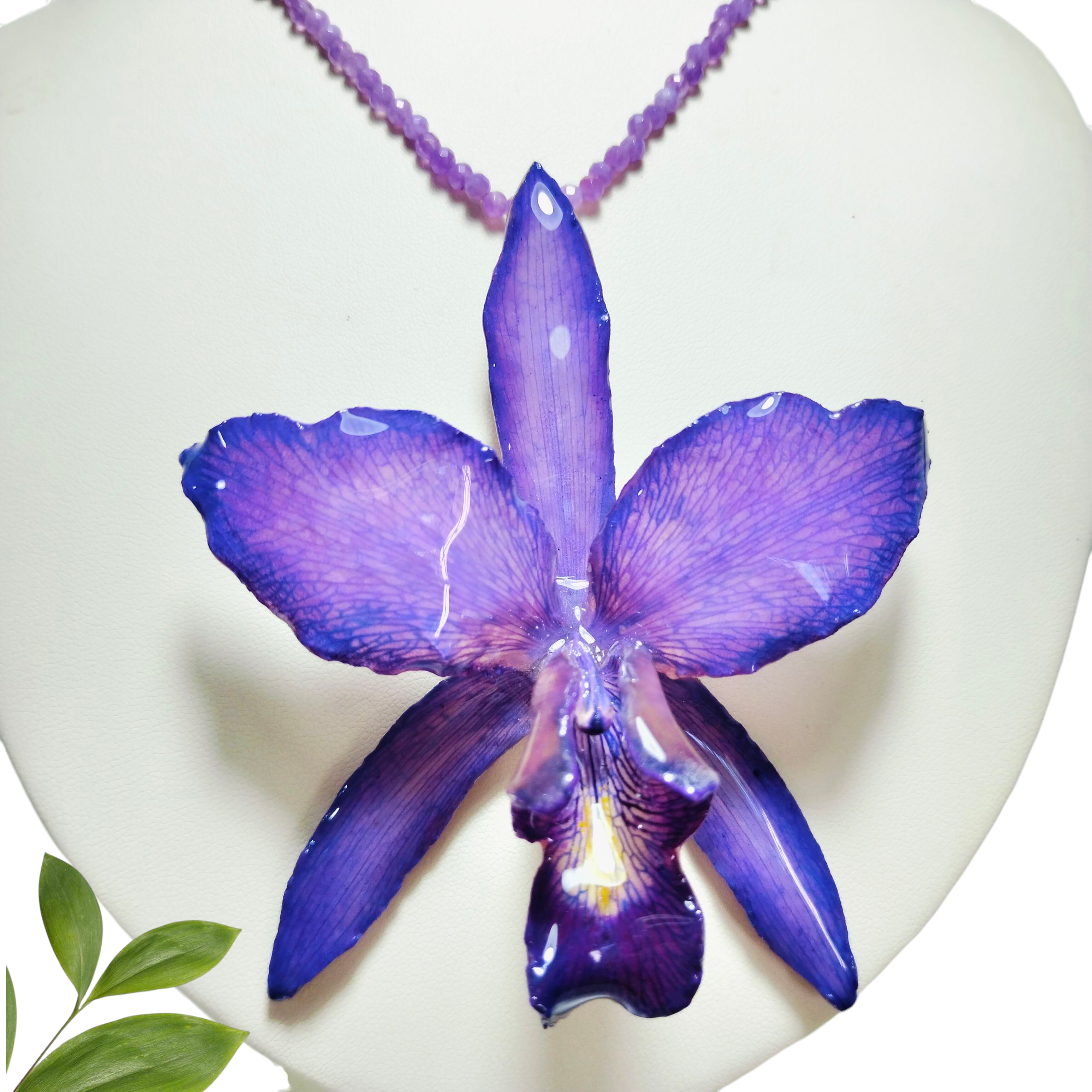 Laelia Morada con Collar de Cristal