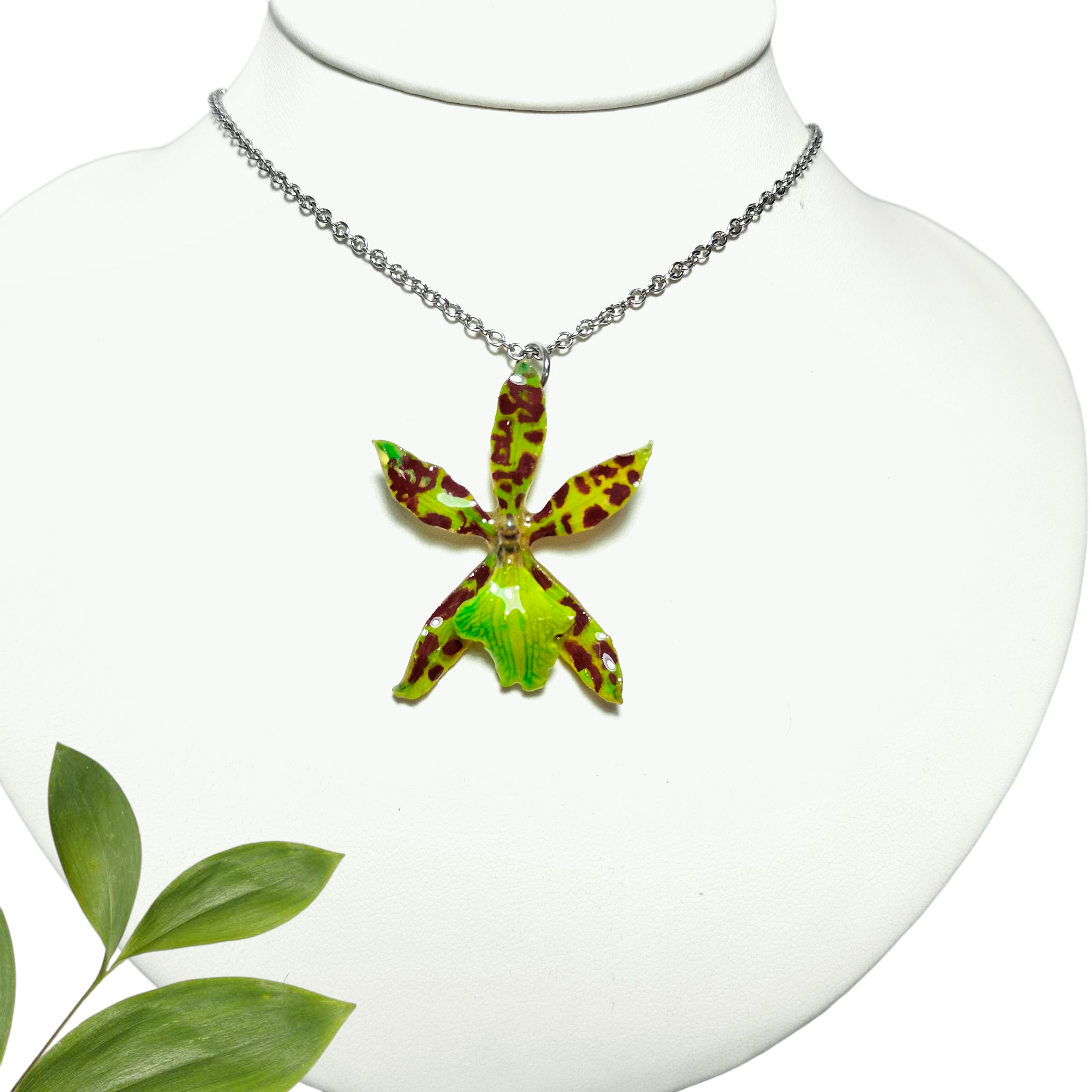 Orquídea verde con Cadena de Acero