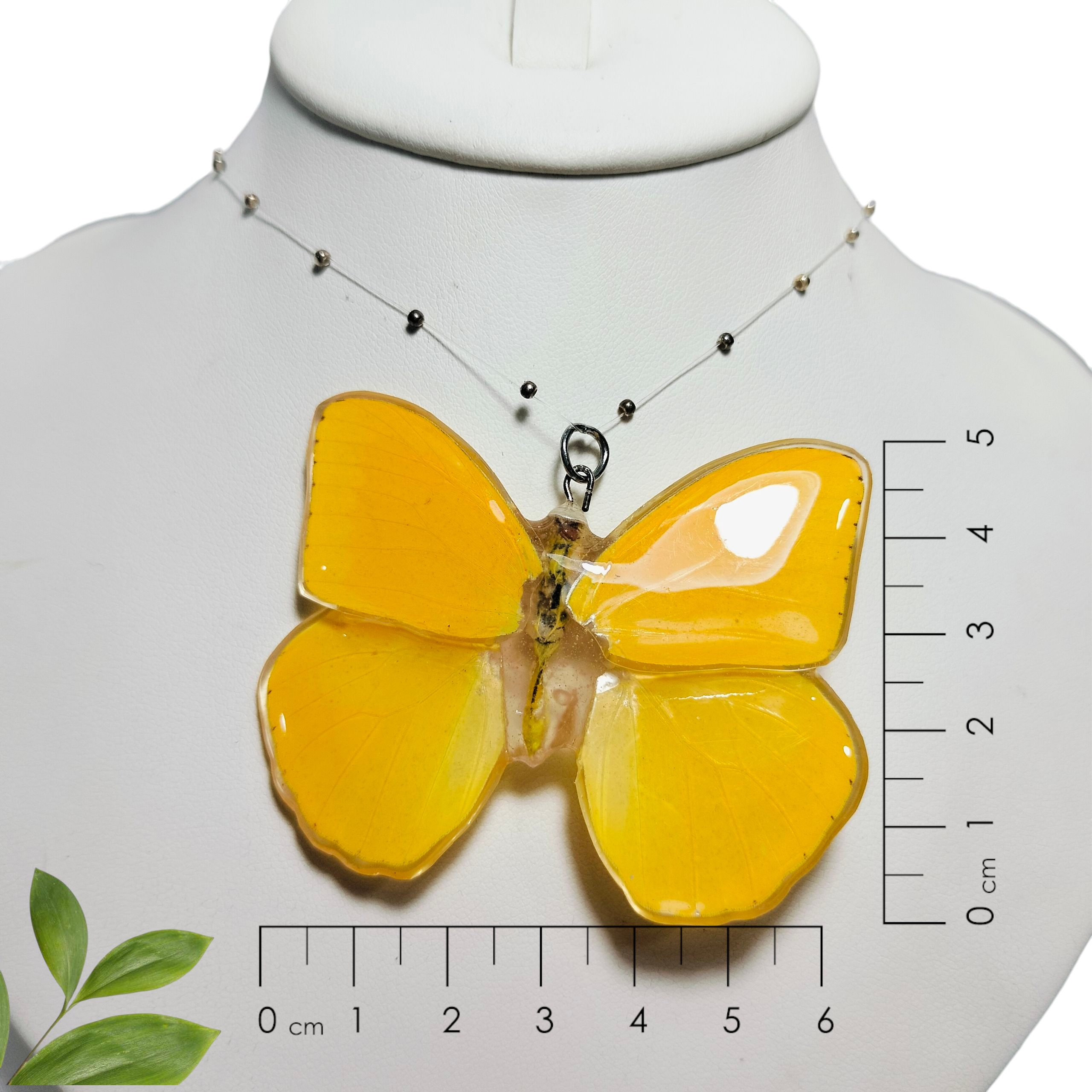 Mariposa amarilla con collar de Perliplata