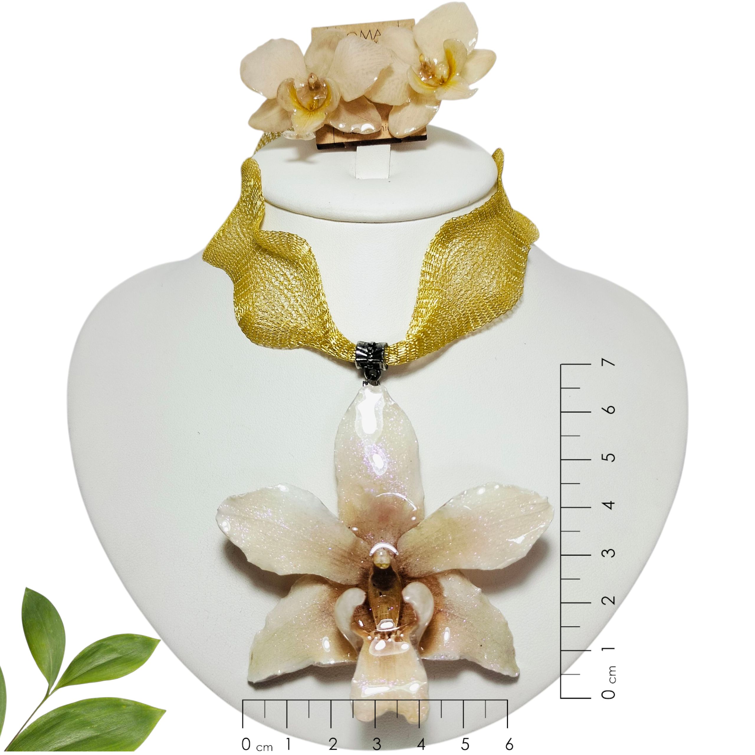 Juego de Orquídeas Blancas con collar Amarillo