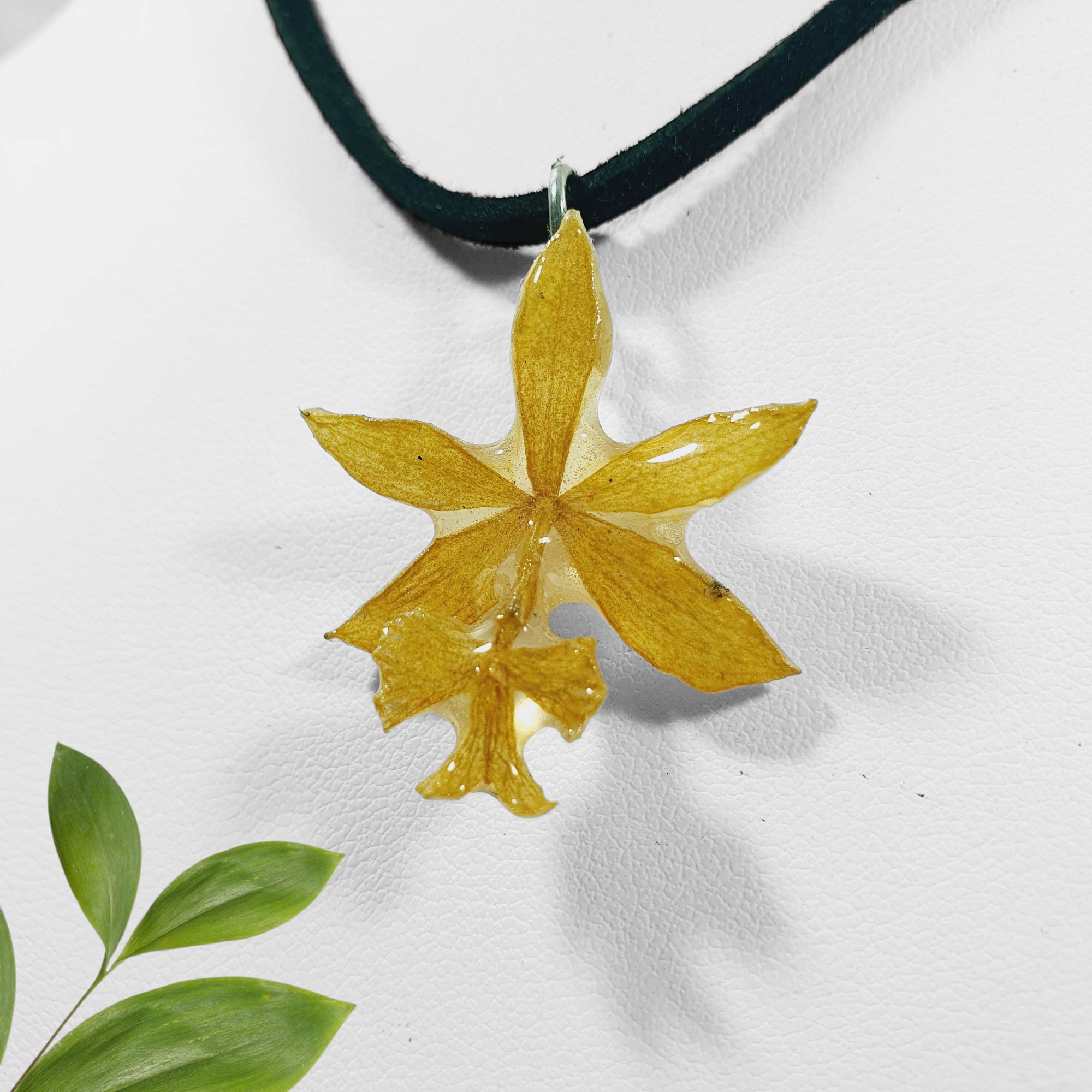 dije de orquidea amarilla