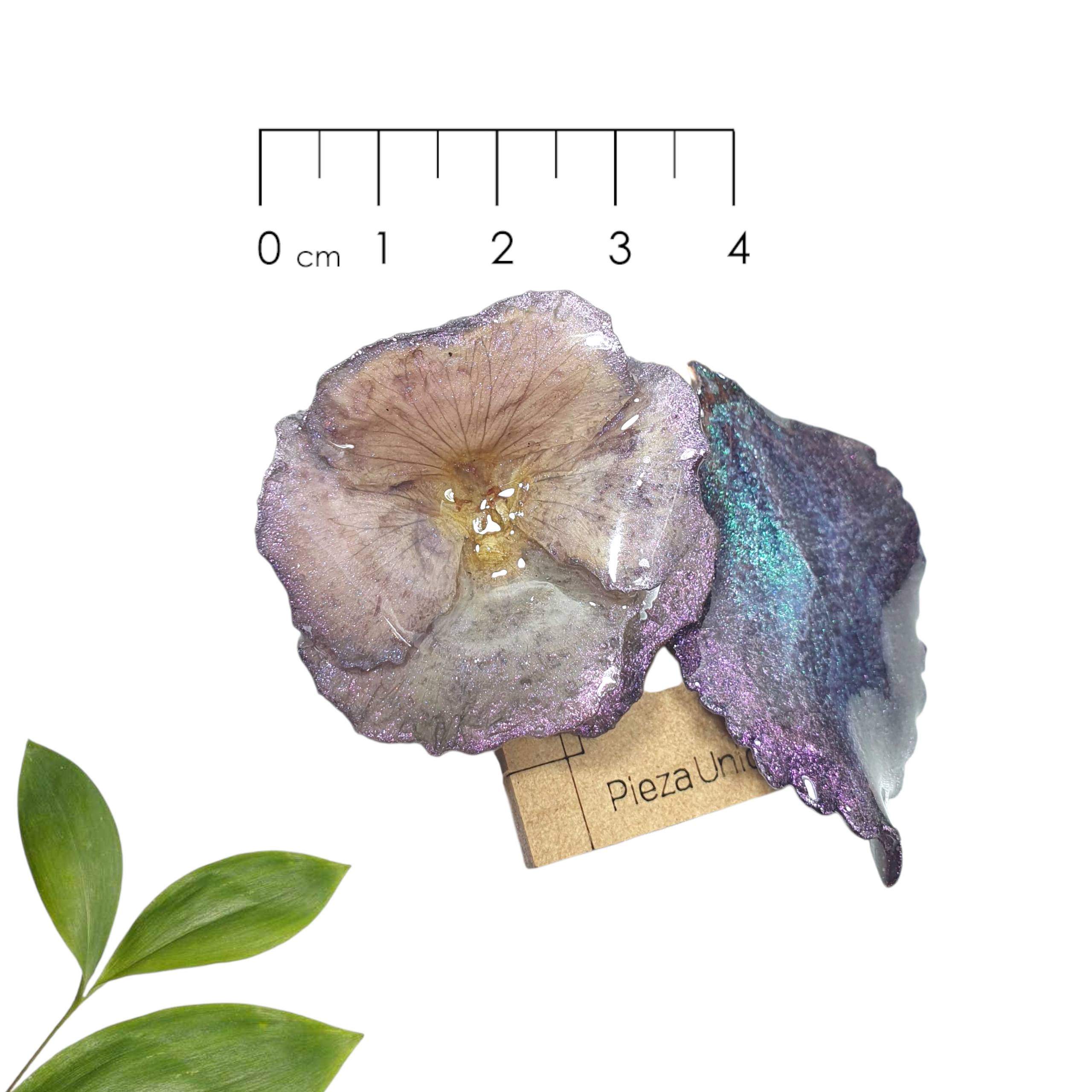Aretes asimétricos de hoja y flor de pensamiento