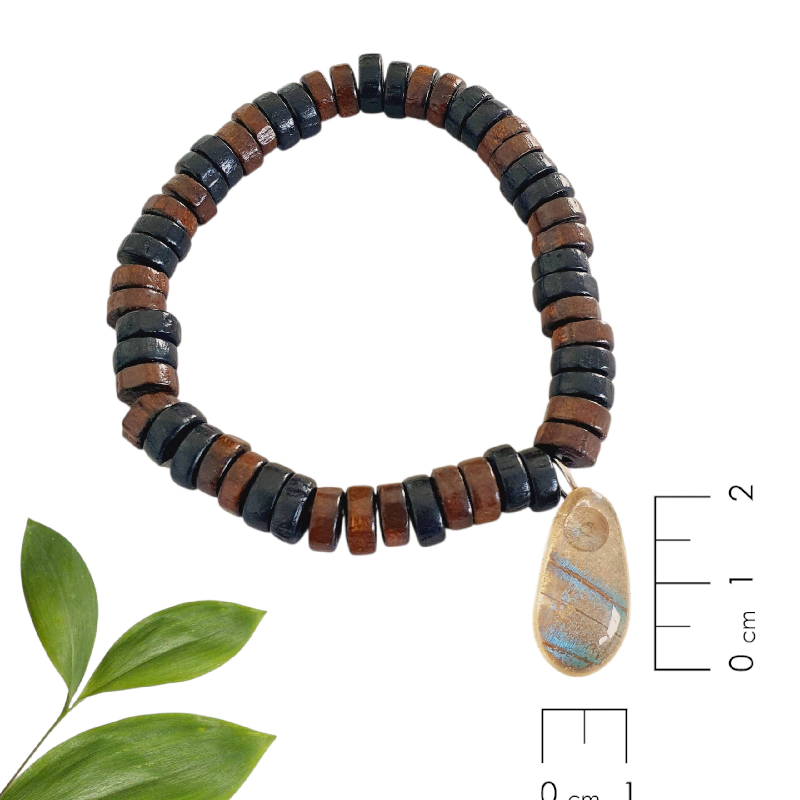 Pulsera cuentas de madera y colgante un fragmento de ala de mariposa