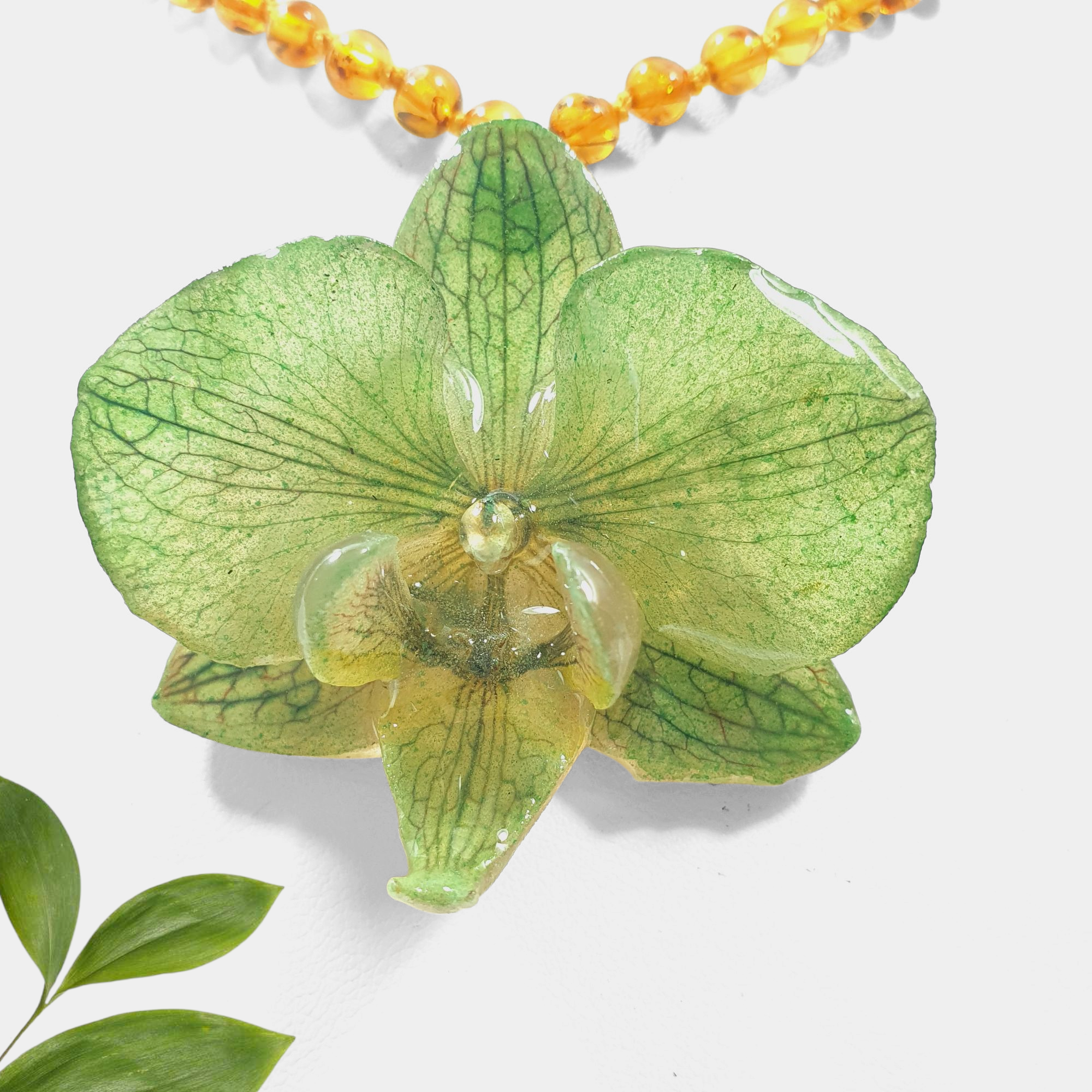 Dije de phalaenopsis verde con ámbar