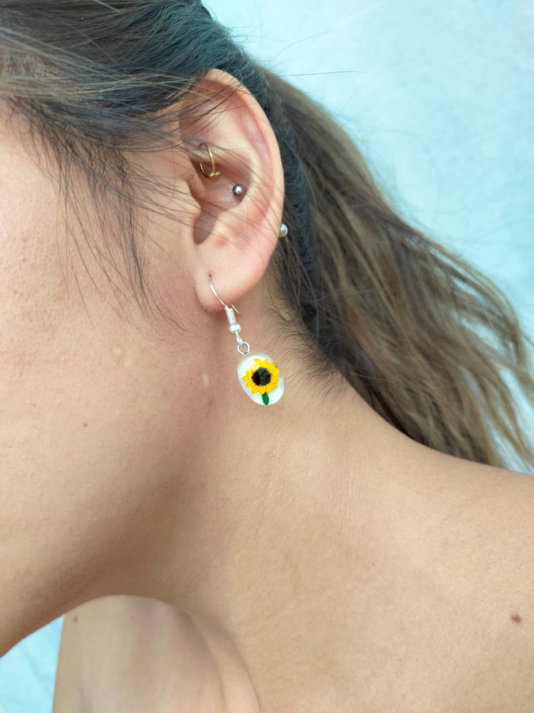 Juego de colibrí de mini girasol con aretes de mini girasoles