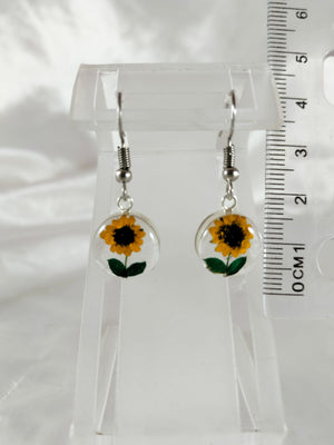 Aretes de mini girasol con base de baño de plata