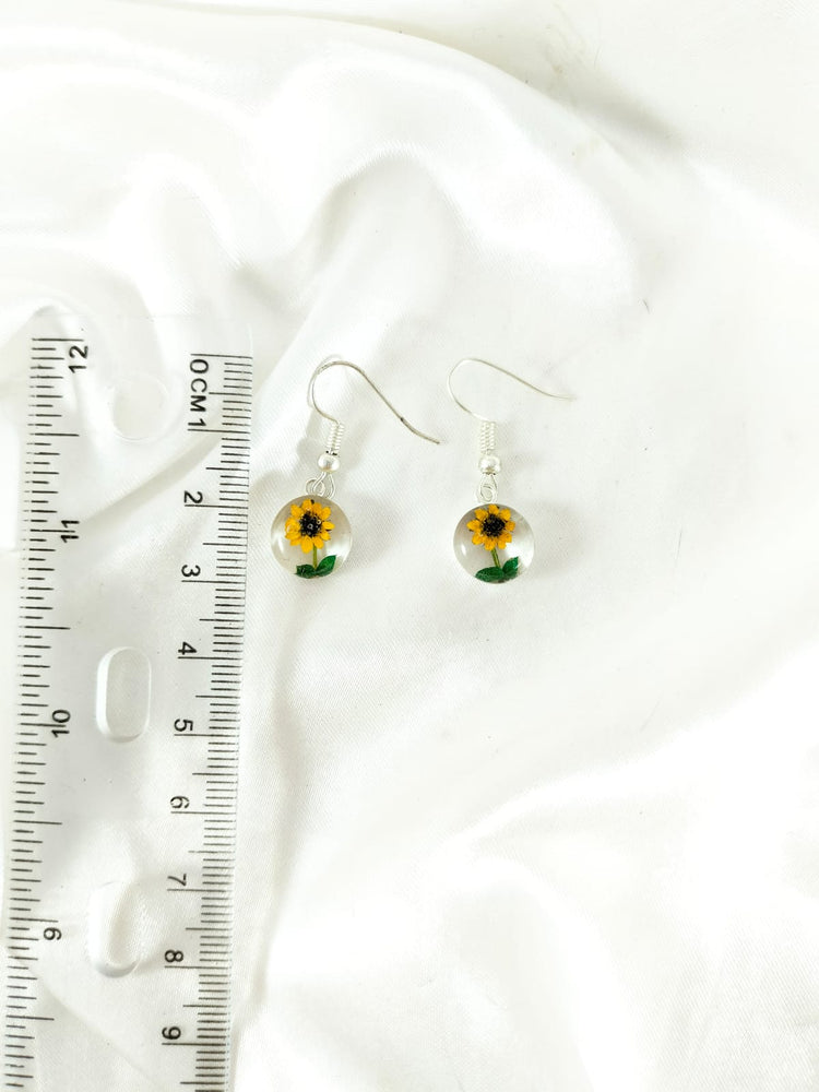 Aretes de mini girasol con base de baño de plata