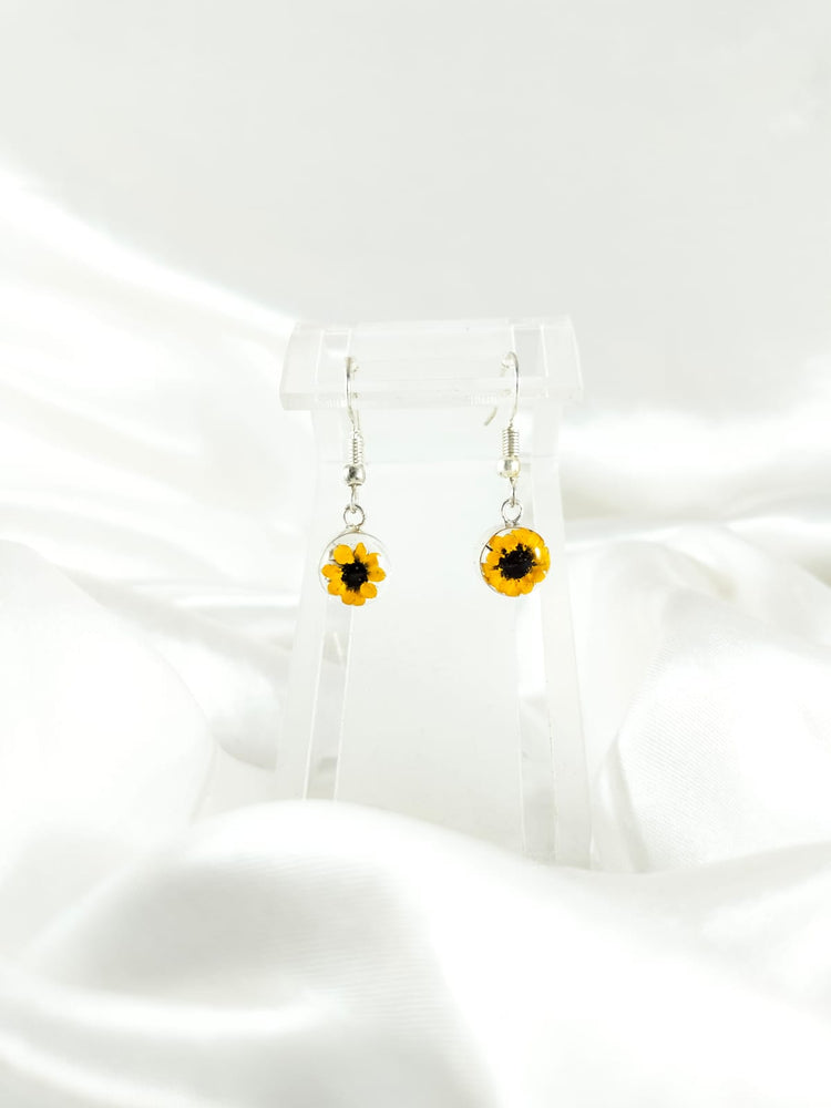 Aretes de mini girasol con base de baño de plata