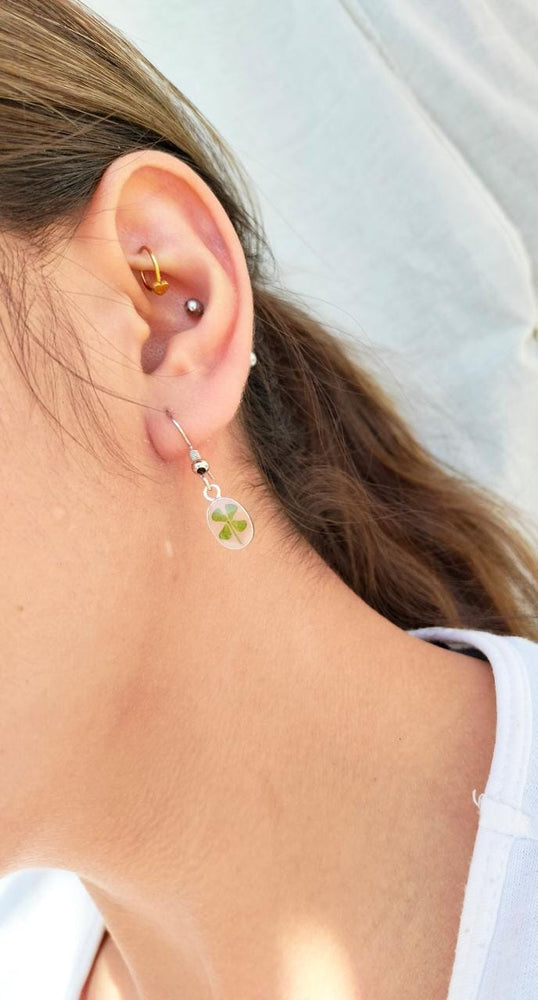 Aretes de mini trébol con base de baño de plata