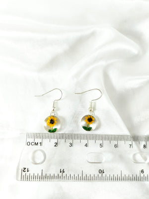 Aretes de mini girasol con base de baño de plata