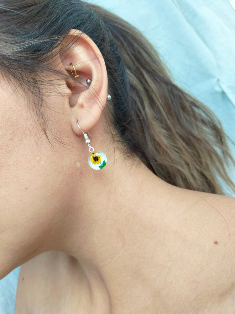 Aretes de mini girasol con base de baño de plata