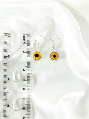 Aretes de mini girasol con base de baño de plata