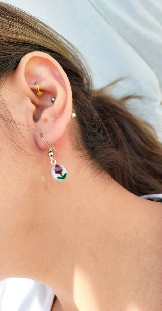 Aretes de mini rosita con base de baño de plata