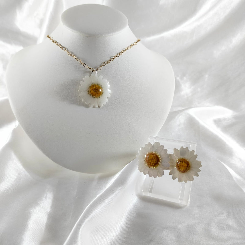 Collar de chapa de oro de corazones y aretes de margarita🌼