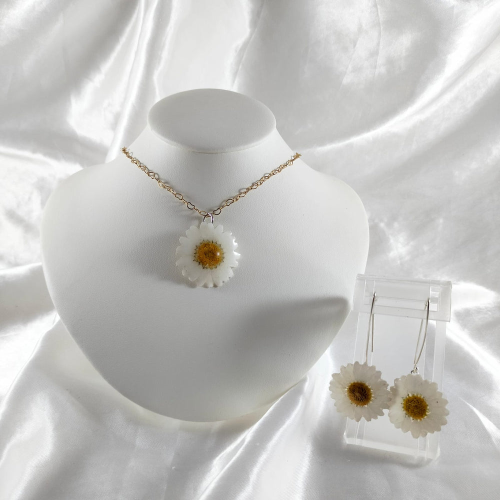 Collar de chapa de oro de corazones y aretes de margarita🌼