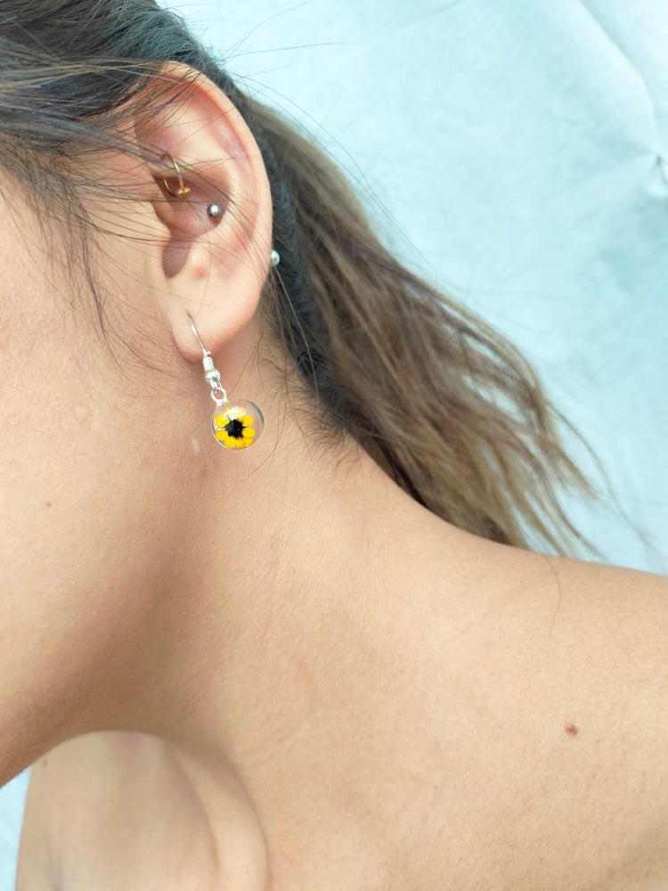 Aretes de mini girasol con base de baño de plata