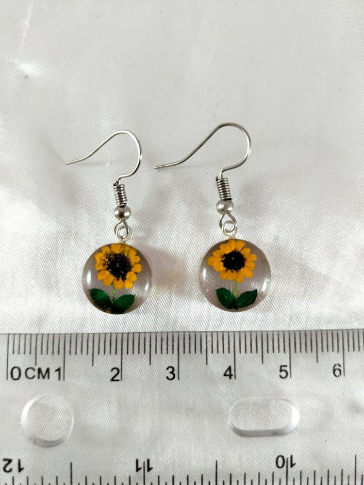 Aretes de mini girasol con base de baño de plata