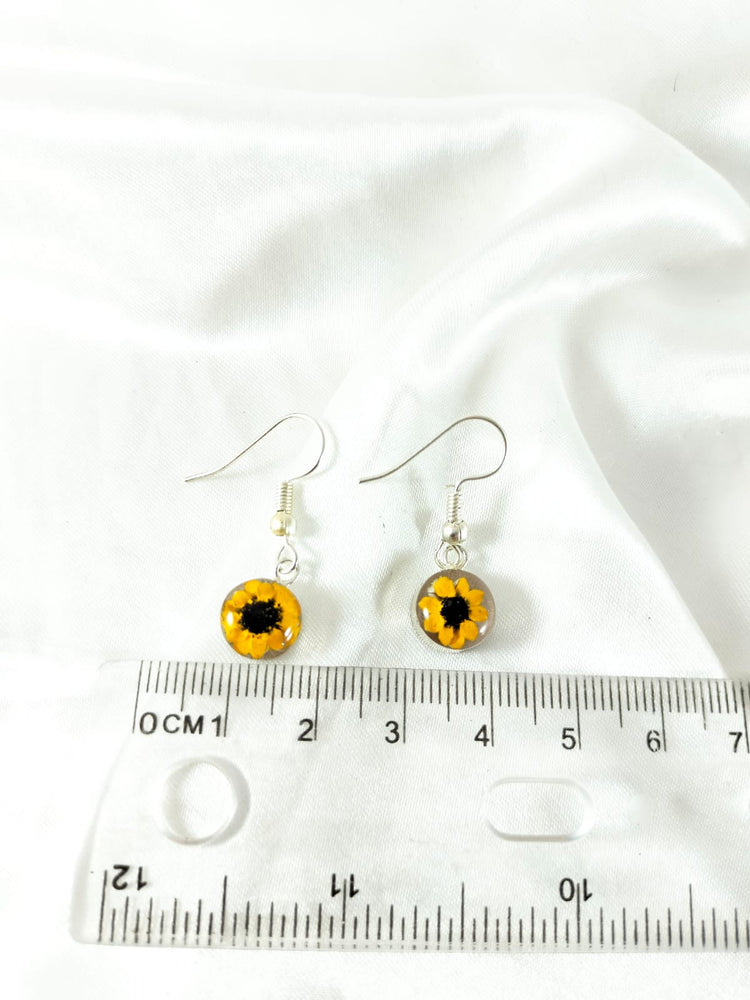 Aretes de mini girasol con base de baño de plata