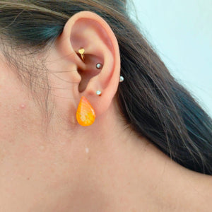 Aretes de pétalos de orquídea naranjas