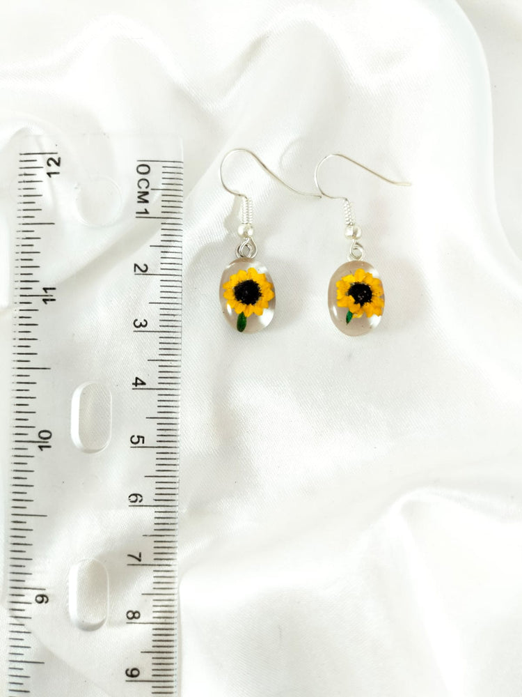 Aretes de mini girasol con base de baño de plata